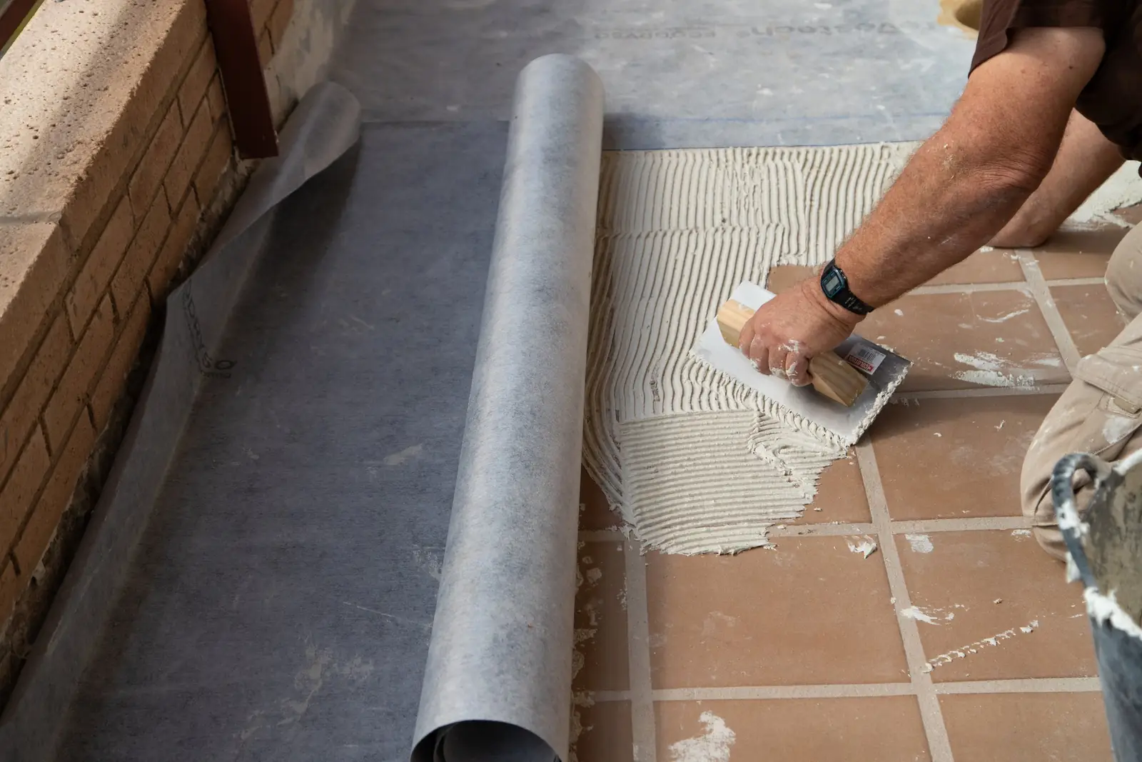 Instalación de lámina Revestech sobre el pavimento existente de una terraza