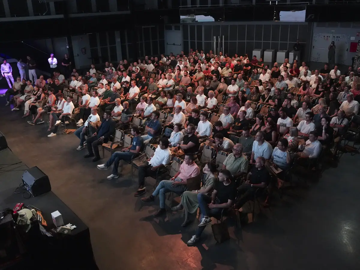 Profesionales en una formación de Revestech